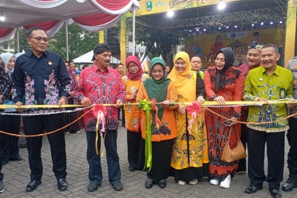 Suyatno Sebut Festival Bambu Jadi Modal Ekonomi Lestari Ketua plt DPRD magetan Suyatno apresiasi festival bambu di GOR ki Mageti