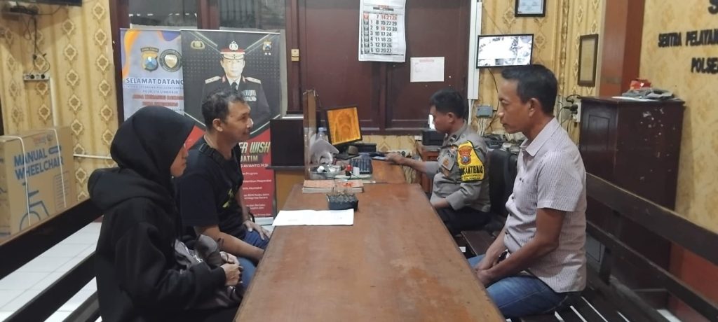 Keluarga Korban Minta Kasus Penganiayaan Diusut Tuntas Korban penganiayaan dan saksi korban melaporkan ke Polsek Tulangan,Sabtu (13/7/26),(FT/Nug)