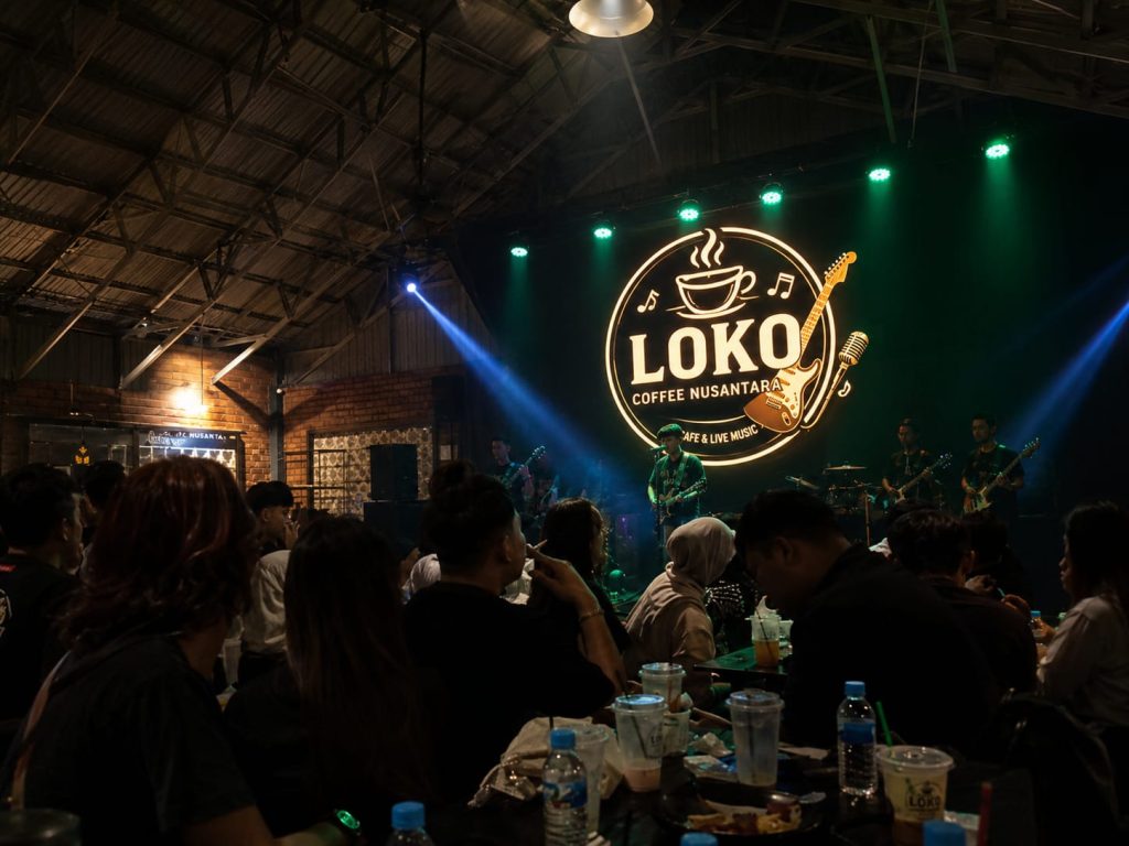 Loko Lokal Fest Semarak, D’Ones Rilis Lagu “Imaji” Ratusan pengunjung memadati area LOKO Coffee Nusantara saat berlangsungnya Loko Lokal Fest yang menghadirkan penampilan musik live, launching single "Imaji" dari D’Ones, serta penampilan spesial Sofie Anastasya (Vina/GOnews.id)