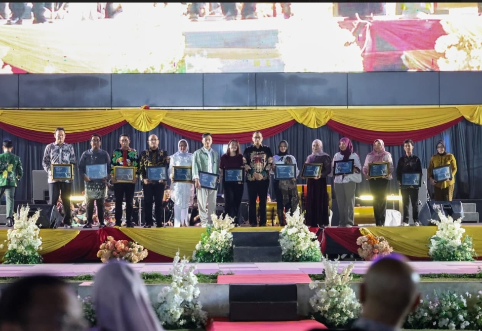 Grand Final Gus Ning Jember Cetak Duta Muda Unggul Kepala Disporaparbud Jember Bobby Arie Sandy ( tengah ) saat bersama para pemenang finalis Gus dan neng Jember. Foto Diskominfo