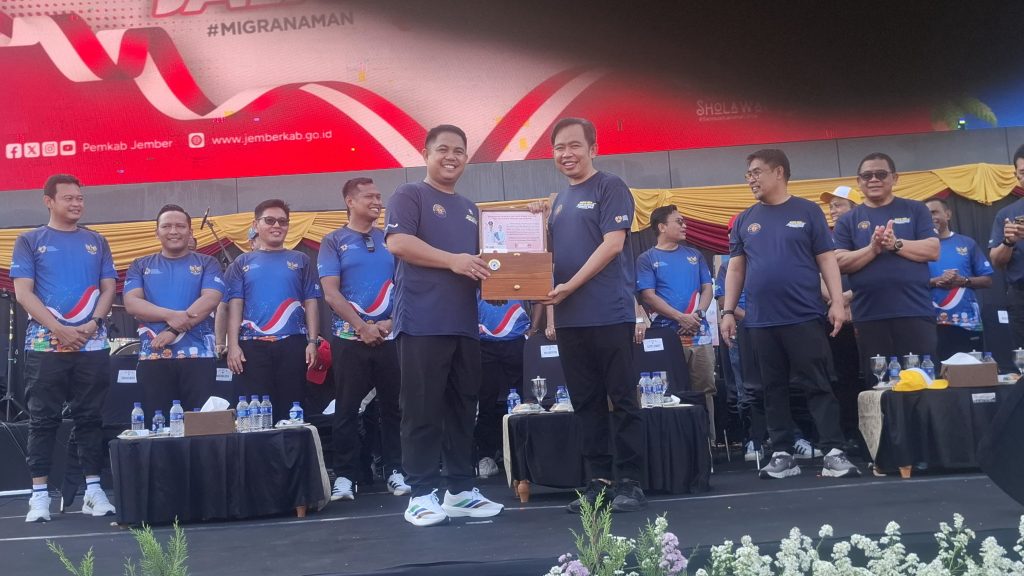 Ribuan Warga Padati Alun-Alun Jember, Gus Fawait Gaungkan SDM Go Global dan Migran Aman Cindramata dari Bupati Jember Muhammad Fawait kepada Wakil Menteri P2MI Dzulfikar Ahmad Tawalla. Foto Edi Mulyono