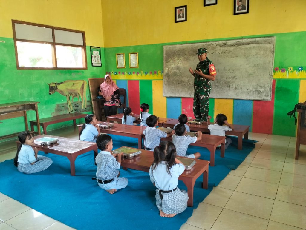 Babinsa Nogosari Kawal MBG bagi 2.315 Penerima di Sukosari Bondowoso Foto: Serda Fadly wahyudi saat mendampingi pendistribusian (MBG) di RA nurul hasan nogosari, kec sukosari kab Bondowoso, senin 15/6/2026. ( doni/Gonews.id)