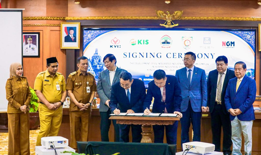 Penandatanganan kerja sama disaksikan langsung Gubernur Jawa Tengah, Ahmad Luthfi, Wakil Gubernur Taj Yasin Maimoen, dan Bupati Kendal Dyah Kartika Permatasari. (GOnews.id)