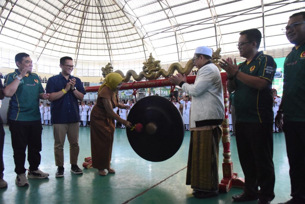 Wakil Bupati Sidoarjo Hj.Mimik Idayana menabuh gong didampingi PLT.Ketua Umum KONI Sidoarjo Imam Purwanto sebagai tanda resmi dibukanya PORKAB Sidoarjo 2026 di Gedung Serbaguna GOR Sidoarjo,Senin (15/06/2026).