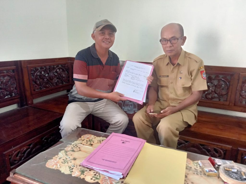 Dari Sawah ke Panggung Pengabdian, Mantan Wartawan Radar Jember Totok Sumianta Daftar Calon Anggota BPD Karangbayat Totok Sumianta ( kiri ) saat mendaftarkan diri dalam pencalonan BPD desa Karangbayat Foto Edi Mulyono