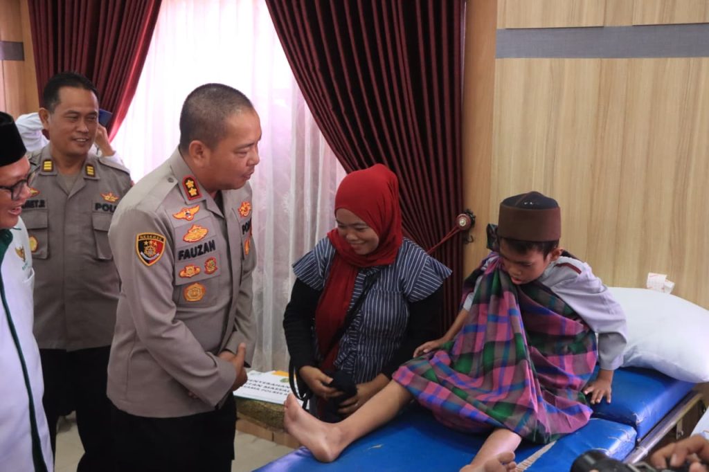 Polres Kutim Bantu Warga Lewat Khitan Gratis Sambut Bhayangkara Kapolres Kutai Timur AKBP H. Fauzan Arianto saat acara sunatan massal di Gedung Auditorium Polres Kutai Timur, Sangatta, Rabu (17/6/26). (Humas polres Kutim)