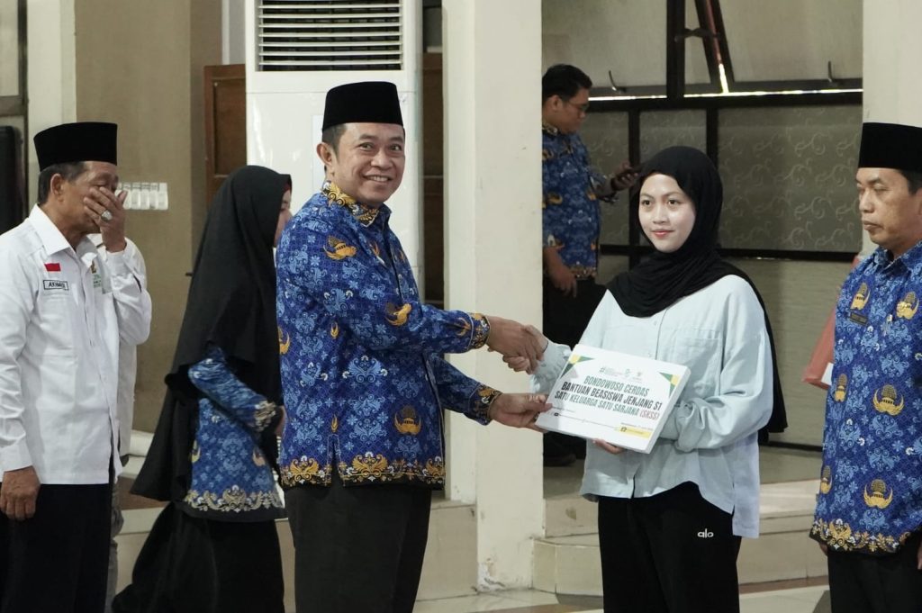 Zakat Jadi Investasi Pendidikan, Bupati Hamid Serahkan 1.000 Seragam untuk Pelajar Bondowoso Penyaluran 1.000 paket seragam gratis oleh bupati secara simbolis di Pendopo Ki Bagus Asra Bondowoso, Rabu (17/6/2026),