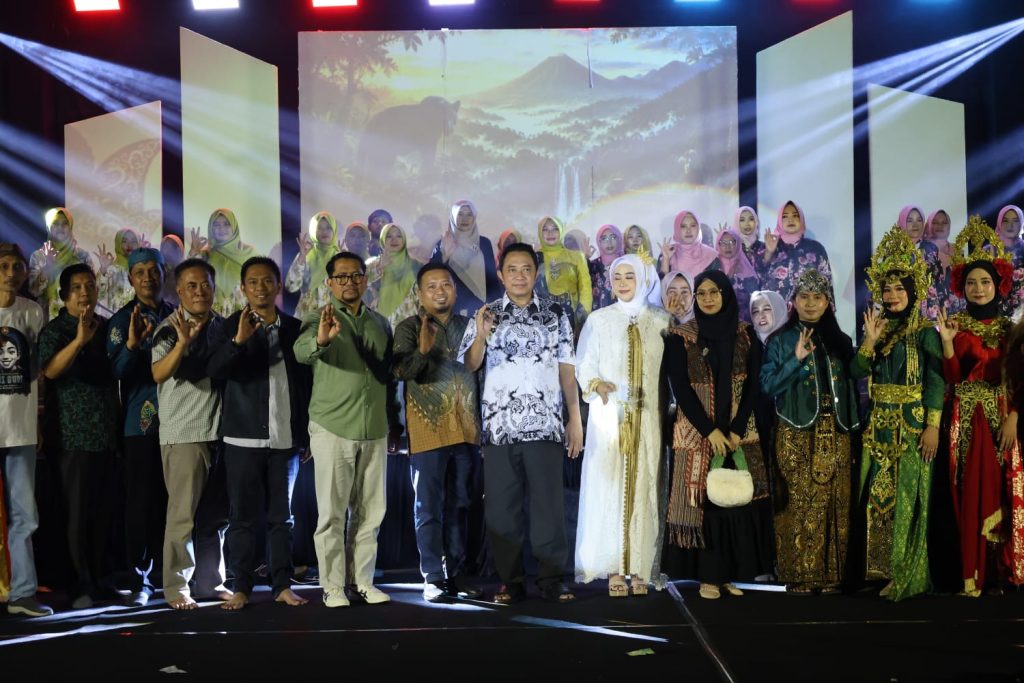 Bupati Bondowoso: Pelestarian Budaya Kunci Penguatan Karakter Generasi Muda Bupati Bondowoso Abdul Hamid Wahid menghadiri Gelar Budaya "Ini Budi – Amarta Dewi Rengganis" di Gelora Pelita Bondowoso, Rabu (17/6/2026) malam. (Doni/GOnews.id)