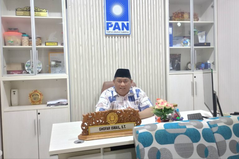 PAN Surabaya Minta Penataan Dapil Tetap Adil Ketua DPD Partai Amanat Nasional (PAN) Kota Surabaya, Ghofar Ismail, saat di ruang kerjanya, Kamis (18/6/2026).