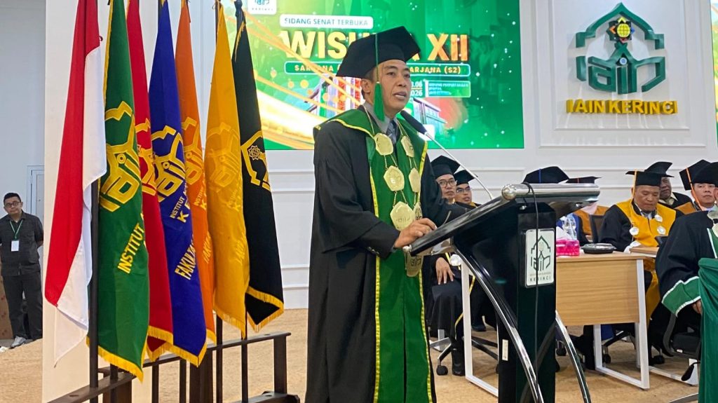IAIN Kerinci Kukuhkan 538 Lulusan Baru Keterangan foto: Rektor Institut Agama Islam Negeri (IAIN) Kerinci menyampaikan pidato akademik sekaligus sambutan pada Sidang Senat Terbuka Wisuda XII Program Sarjana dan Pascasarjana (S2) Tahun 2026 di Kampus IAIN Kerinci.