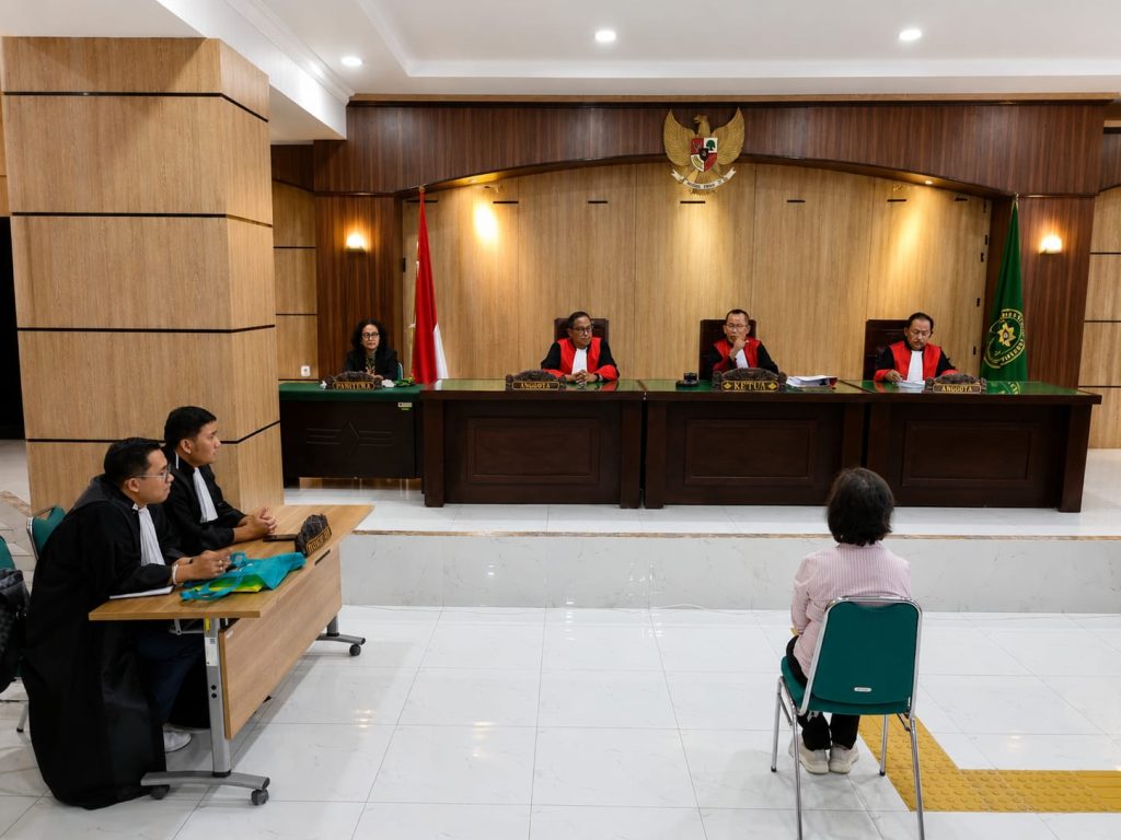 Novena Husodho Dibebaskan Pengadilan Tinggi Surabaya. Caption : Suasana Ruang Sidang Di Pengadilan tinggi Surabaya Novena Di dampingi kuasa hukumnya. (Foto : Rahmat)