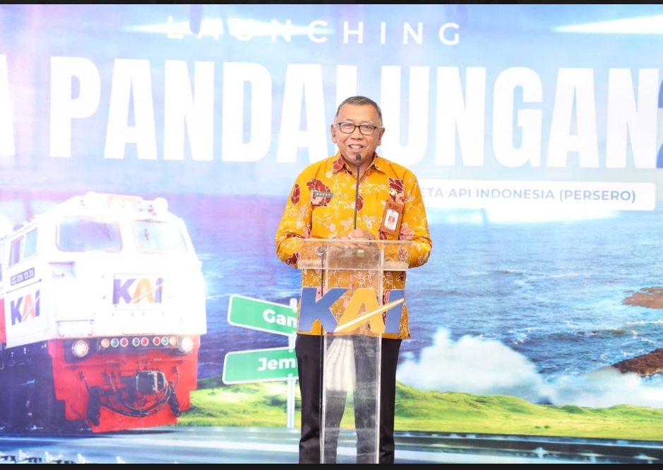 Pecah Rekor di Hari Perdana! KA Pandalungan 2 Jember-Gambir Diserbu Penumpang, Okupansi Tembus 160 Persen Staf Ahli Bidang Pemerintah, Hukum dan Politik Kabupaten Jember Harry Agustriono saat sambutan Di acara perjalanan perdana kereta eksekutif. Foto Diskominfo