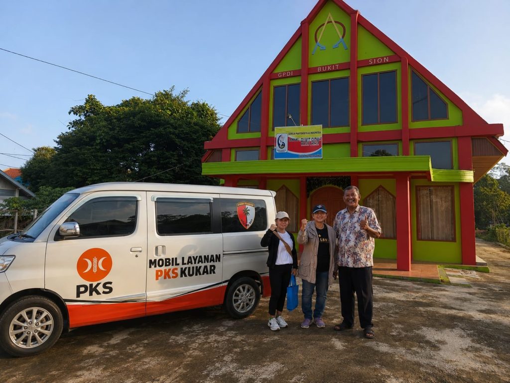 Mobil Layanan PKS membantu mengantarkan sejumlah jamaah non-Muslim menuju Desa Muara Leka,