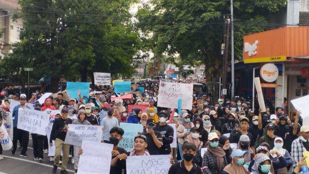 Ribuan Massa Kepung DPRD Jember, Dukung Program Prabowo dan Minta Evaluasi Tata Kelola MBG Ribuan masa yang tergabung dalam forum masyarakat jember maju ( FMJM) saat lakukan demo. Foto Edi Mulyono