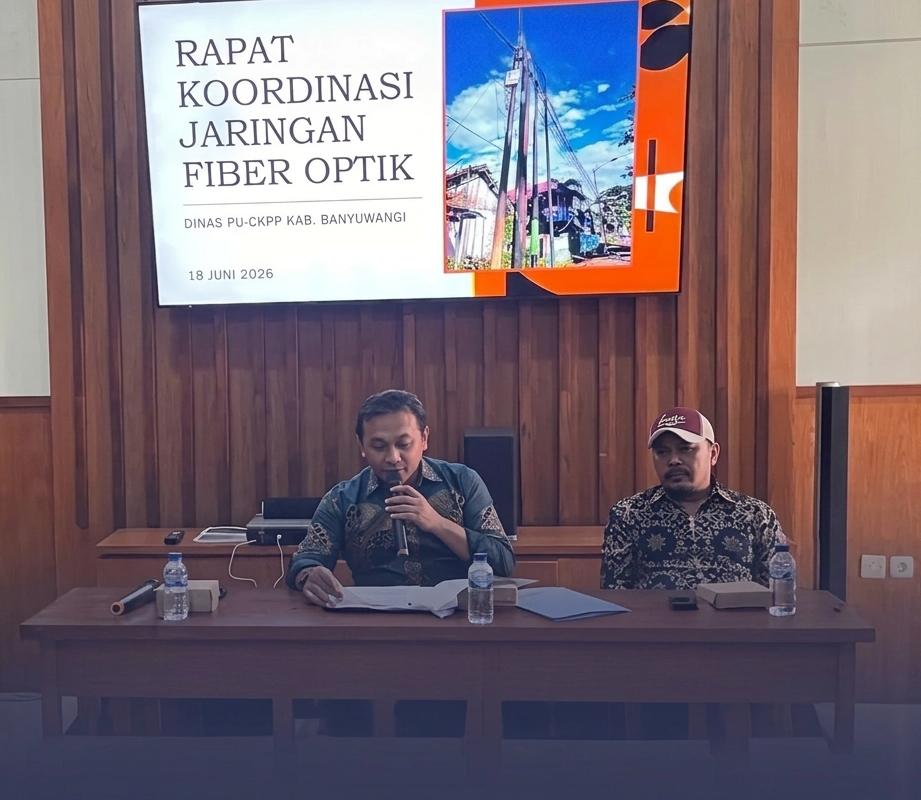 Pemkab Banyuwangi Beri Peringatan Keras Provider FO Kepala Dinas PU CKPP Banyuwangi, Cahyanto saat rapat koordinasi jaringan fiber optik. (Istimewa)