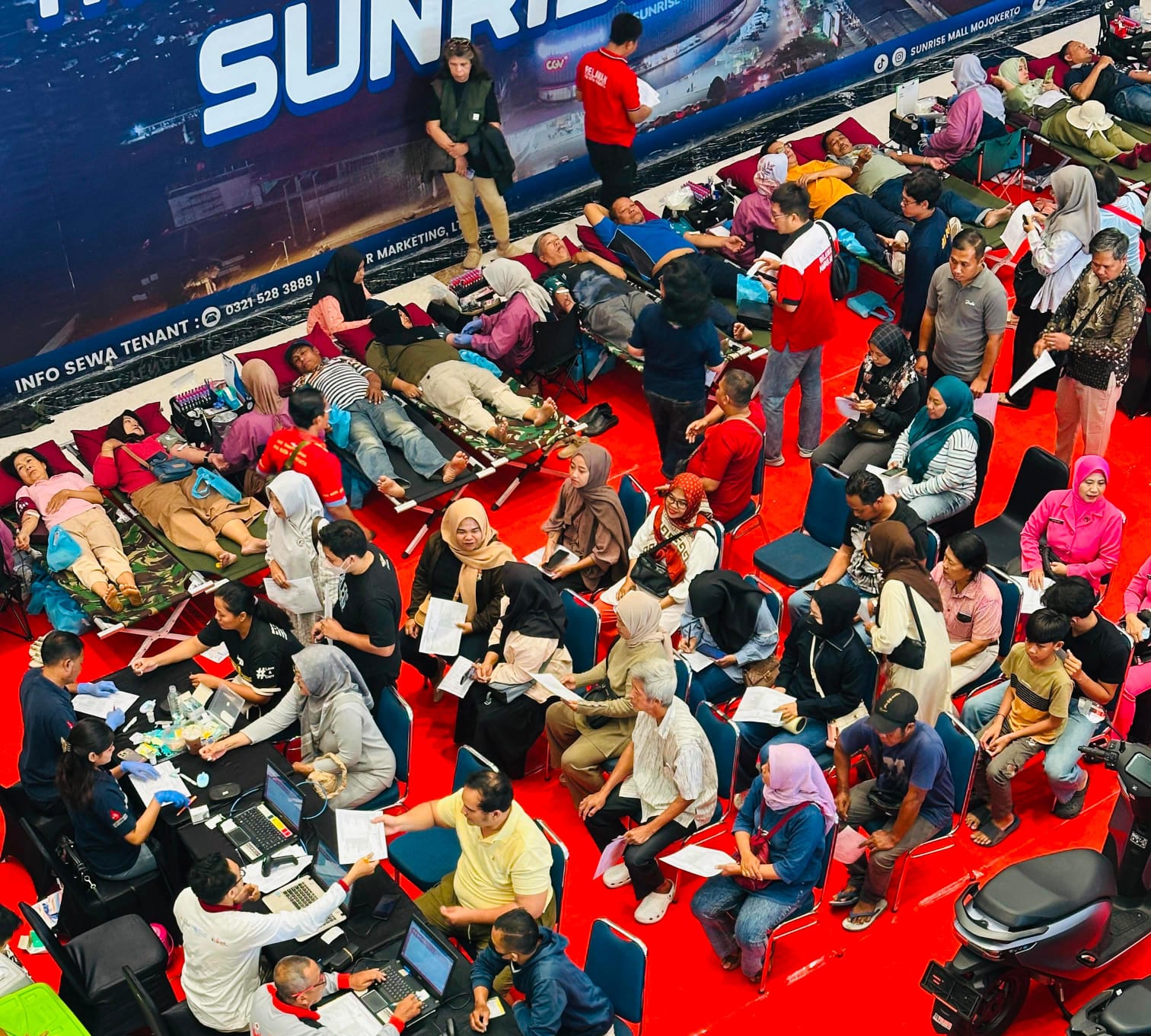 Ratusan warga antusias mengikuti donor darah dan cek kesehatan gratis di Sunrise Mall Mojokerto