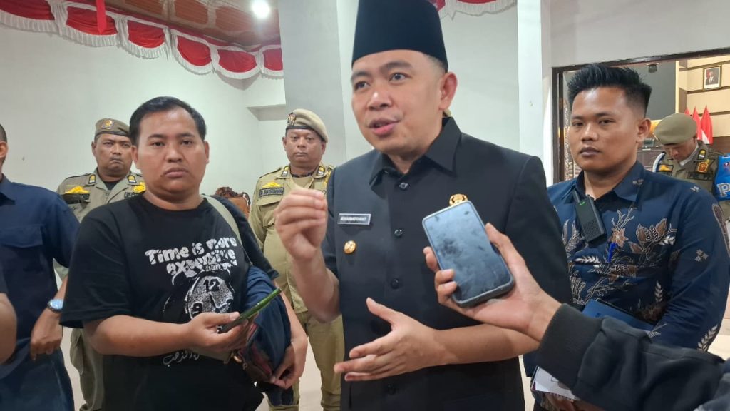 Bupati Jember Muhammad Fawait saat wawancara sesuai acara.Foto Edi Mulyono