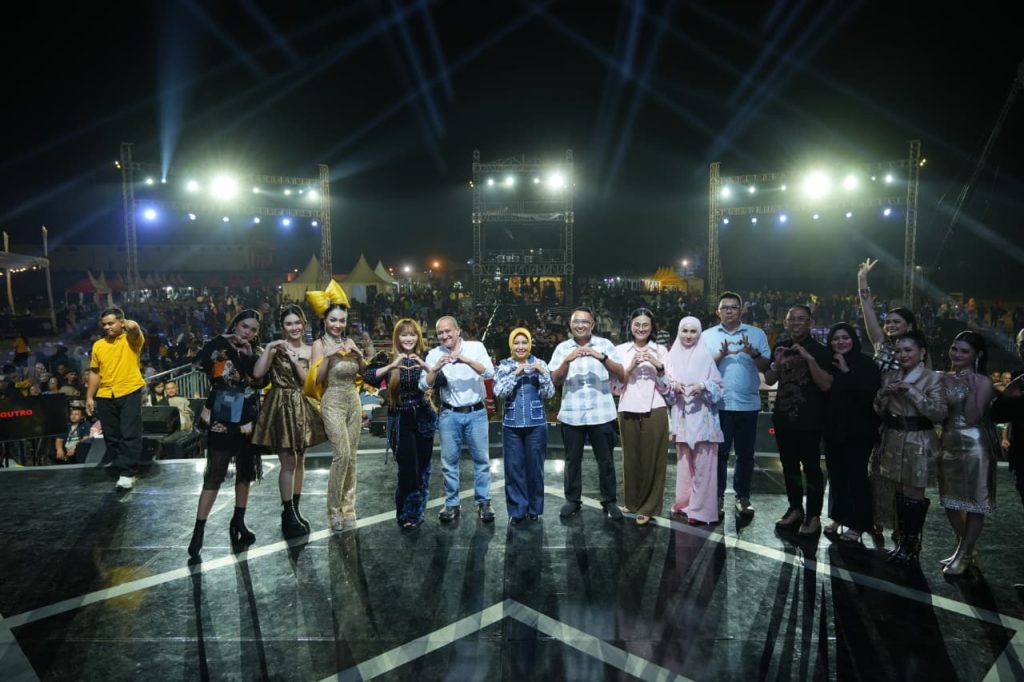 Ribuan Warga Meriahkan Road to Kilau Raya MNCTV pada HUT ke-108 Kota Mojokerto Ribuan warga memadati Lapangan Surodinawan untuk merayakan HUT ke-108 Kota Mojokerto melalui Road to Kilau Raya MNCTV.