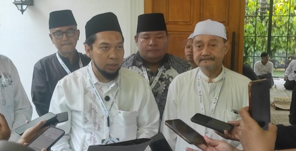Komite Dzurriyah Usul Simbol Tongkat-Tasbih di Muktamar NU KHR. Ach. Azaim Ibrahimy, Komite Dzurriyah, saat membacakan usulan di hadapan wartawan