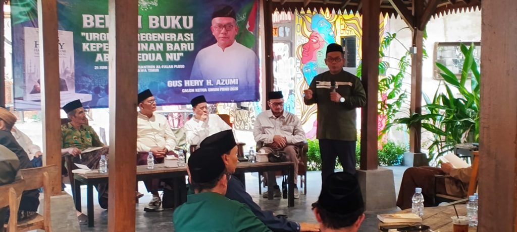 Hery Azumi Siap Maju dalam Bursa Ketua Umum PBNU Hery Haryanto Azumi (baju hijau) saat acara bedah buku di salah satu rumah makan di wilayah Kecamatan Ngadiluwih, Kabupaten Kediri, Minggu (21/6/2026).