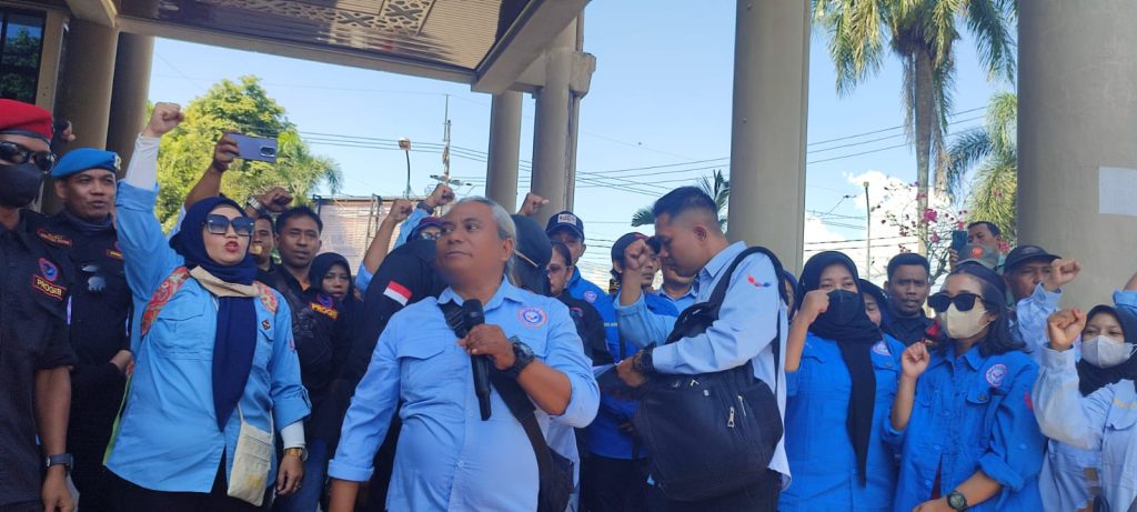 ProGIB Desak MBG Dilanjutkan, Koruptornya Ditindak Sukri korlap demo saat orasi di depan kantor DPRD Jember. Foto Edi Mulyono