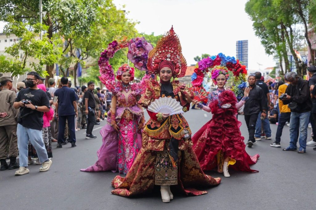 Salah satu peserta SFF 2026 berpose fasyen di Jalan Tunjungan Surabaya, Minggu (21/6/2026). (Dok. Humas Pemkot Surabaya)
