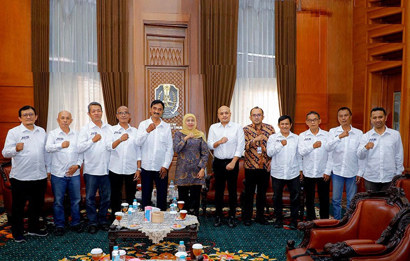 Khofifah dan JMSI Jatim Perkuat Media Berkualitas Gubernur Jatim Khofifah Indar Parawansa menerima pengurus Jaringan Media Siber Indonesia (JMSI) Jatim di kantor Gubernur Jatim Jl. Pahlawan Surabaya, Senin sore (22/6/2026)