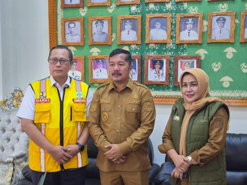 Monadi Buka Sertifikasi 220 Pekerja Konstruksi Kerinci Bupati Kerinci Monadi (tengah) bersama Kepala Balai Jasa Konstruksi Wilayah II Palembang, Soeryadi (kiri), dan Kepala Dinas PUPR Kabupaten Kerinci, Maya Novefri Handayani (kanan), usai pembukaan Pelatihan, Pembekalan dan Uji Sertifikasi Tenaga Kerja Konstruksi (TKK) Tingkat Terampil Tahun 2026 yang diikuti 220 peserta di Kabupaten Kerinci.