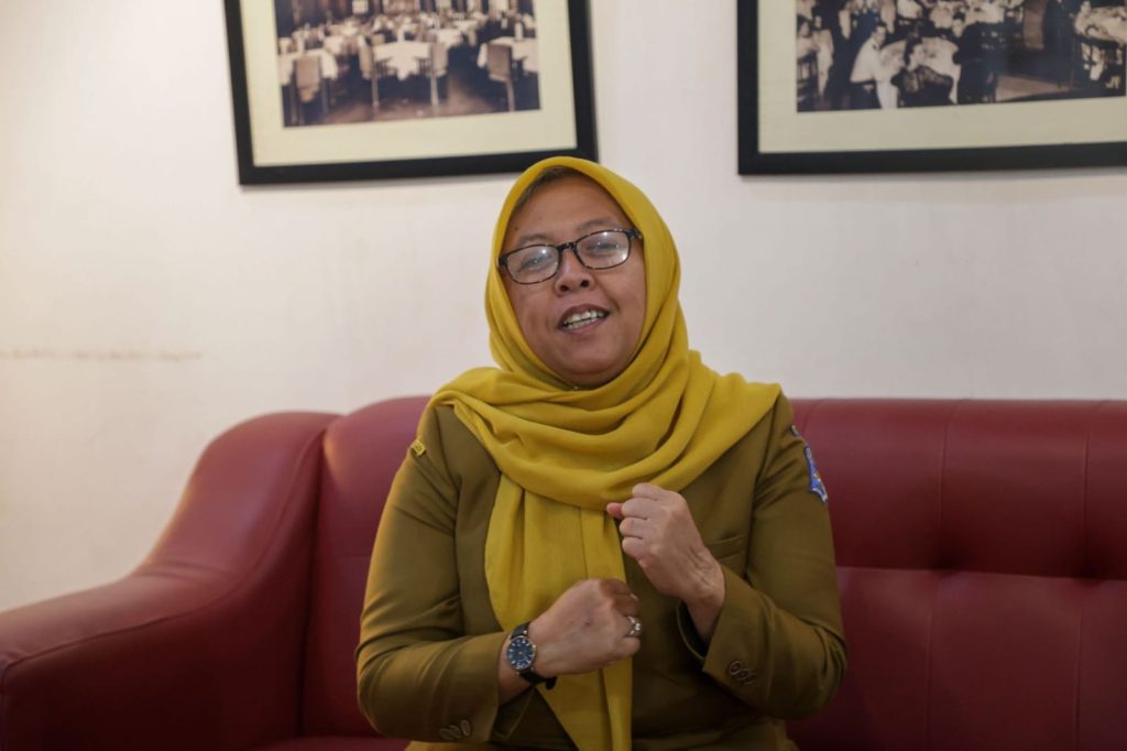 Dispendik Surabaya Imbau Batasi Gawai Saat Libur Kadispendik Kota Surabaya, Febrina Kusumawati, saat memberikan penjelasan kepada awak media di kantornya, Senin (22/6/2026). (Dok. Humas Pemkot Surabaya)