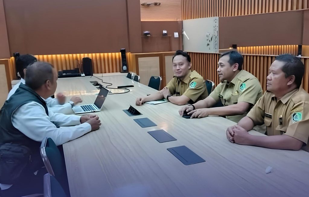 Kepala DPUCKPP Banyuwangi, Cahyanto Hendri Wahyudi saat rapat koordinasi taksasi LPJU bersama PLN Banyuwangi. (Dok. DPUCKPP)