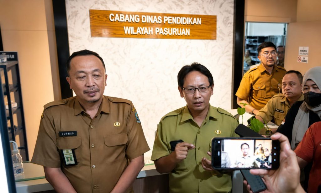 Caption : Suasana jumpa pers di dalam kantor cabang dinas wilayah pasuruan.