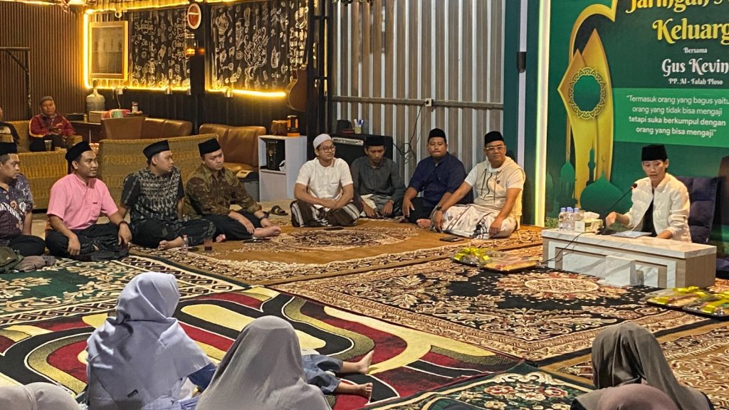Kisah Anggota Polres Kediri Kota yang Membangun Ruang Pengajian, Mentoring, dan Pemberdayaan UMKM Aipda Firman Wahyu Tama Saat Melakukan Kegiatan di Majelis Jaringan Ngaji Keluarga bersama Gus Kevin Al Ishaqi dari Pondok Pesantren Al Falah Ploso Kediri