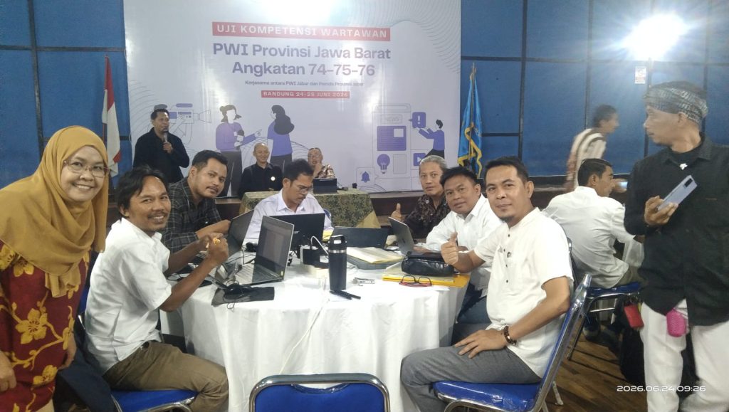 36 Juta Warga Jabar Pegang Handphone, Pers Hadapi Era Baru Peserta UKW Madya: Santoso, Mundzir, Anwar, Pandapotan, Armanda, dan Sayuti. Penguji Ati Prihatin. (Foto: Hafidz)