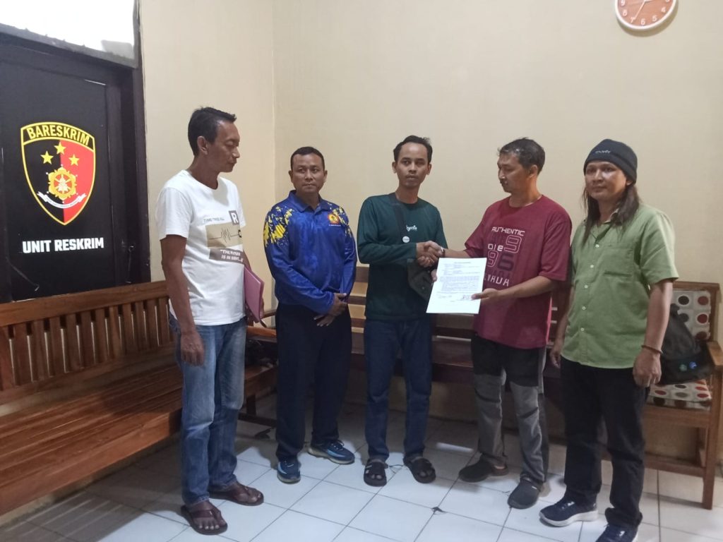 Korban Nana A. bersama pelaku usai proses penyelesaian perkara melalui restorative justice di Polsek Tulangan,Rabu (24/6/26)