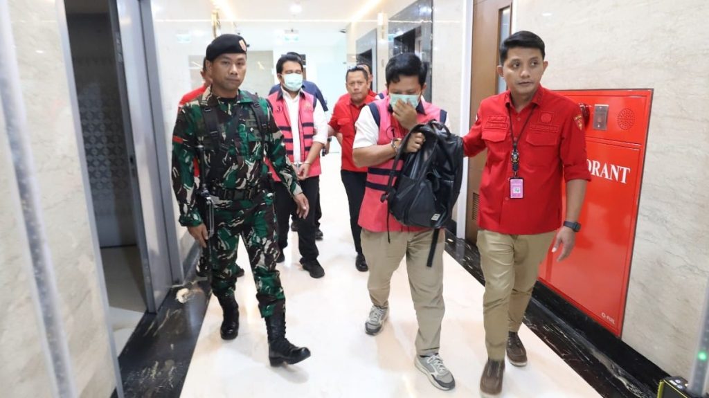 Penyidik melakukan penahanan terhadap tiga tersangka tindak pidana korupsi di Kementerian PU, pada Rabu (24/2026) Foto: Penkum Kejati Jakarta