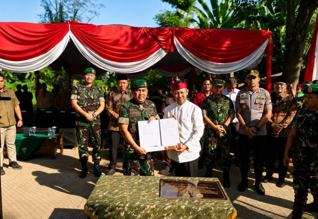 Caption : Pangdifiv 2 Kostrad Bersama Wakil Walikota saat menandatangani peresmian. (Foto:Rahmat.)