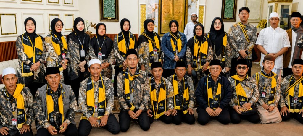 Caption : Gusmuk Bersama Jamaah umroh yang akan di berangkatkan. (Foto:Rahmat)