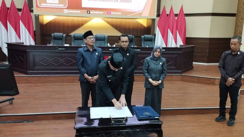Bupati Jember Muhammad Fawait saat tanda tangani RAPERDA Di Aula DPRD Kabupaten Jember. Foto Edi Mulyono