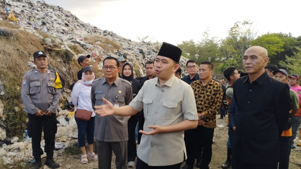 Bupati Jember Muhammad Fawait bersama rombongan saat meninjau TPA pakusari. Foto Edi Mulyono
