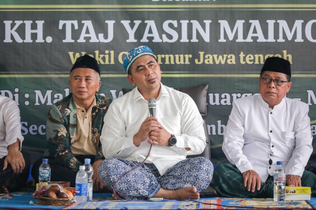 Wakil Gubernur Jawa Tengah Taj Yasin Maimoen di kompleks Makam KH Abdul Syukur Al Mahali atau Mbah Mahali di Desa Gagakan, Kecamatan Sambong, Kabupaten Blora