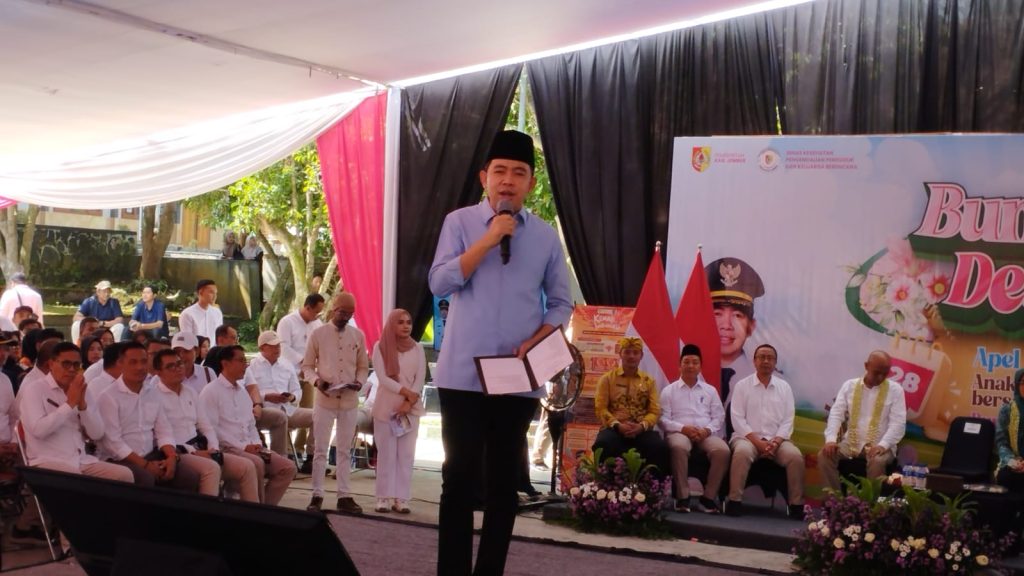 Bupati Jember Muhammad Fawait saat memberikan sambutan dalam acara bunga desaku di SMPN 1 Sukorbi. Foto Edi Mulyono