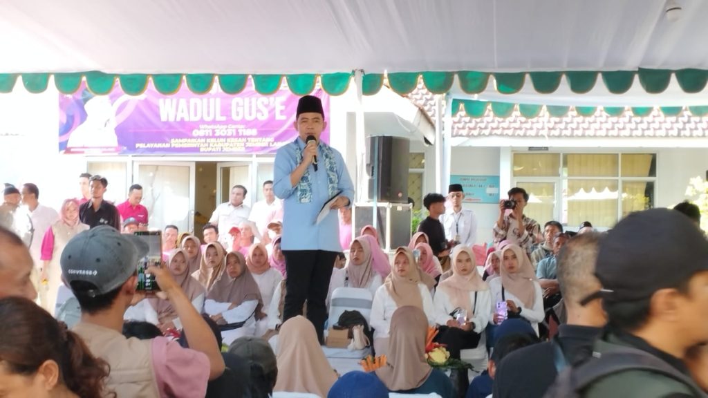 Bupati Jember Muhammad Fawait saat bertemu para UMKM di halaman Kecamatan Sukorambi dalam program Bunga desaku. Foto Edi Mulyono