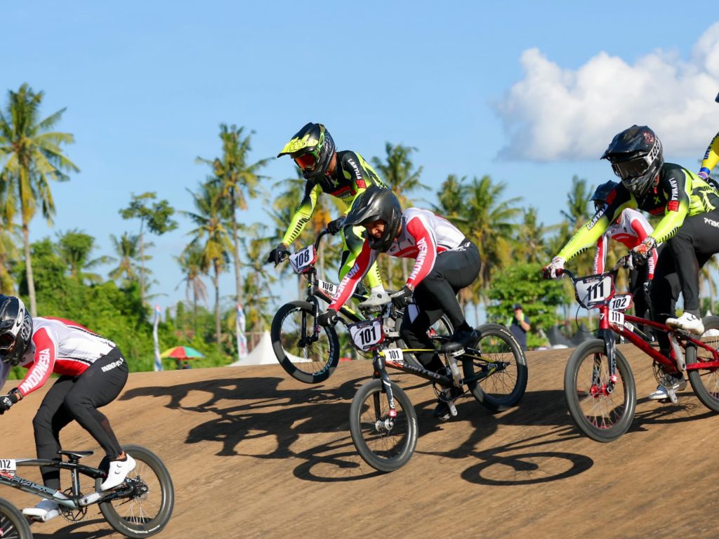 Pembalap saat beraksi di Sirkuit BMX Supercross Muncar, Banyuwangi. (Dok. Humas Pemkab Banyuwangi)