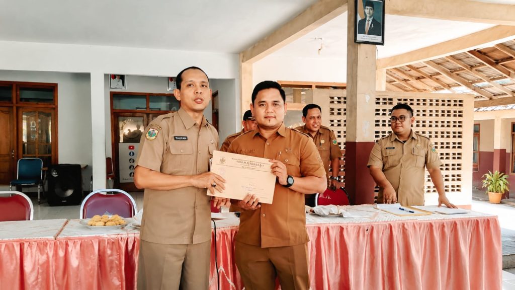 Kades Wringin Saat Menerima LHP Pemanfaatan Tanah Kas Desa, Di pendopo Kecamatan Wringin. Senin (29/6/2026)
