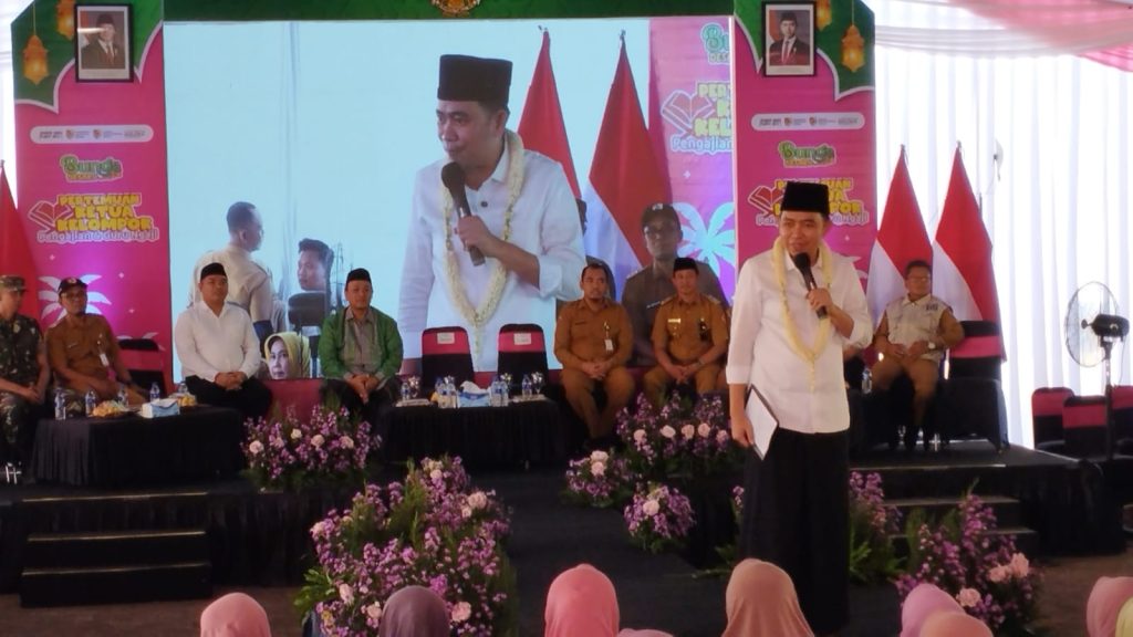 Bupati Jember Muhammad Fawait saat bersama ketua kelompok pengajian dan guru ngaji se Kecamatan Sumber jambe di acara bunga desaku.foto Edi Mulyono