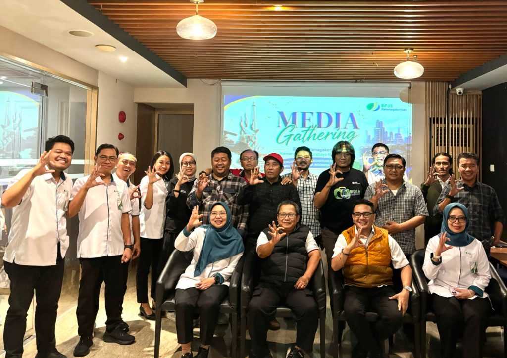 Kacab BPJS Ketenagakerjaan Karimunjawa, Ryan Gustaviana (rompi cokelat) bersama stafnya foto bareng para awak media pada acara Media Ghatering di Batiqa Hotel Surabaya, Jalan Darmo Kali, Senin (29/6/2026).