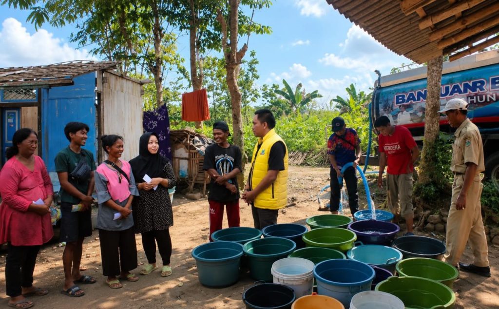 Ady Krisna Saat Dampingi Penyaluran Air Bersih Dan Bakti Sosial Didesa Sumberbiru, Klabang, Bondowoso. Sabtu (27/6/2026) (Doni/GOnews.id)