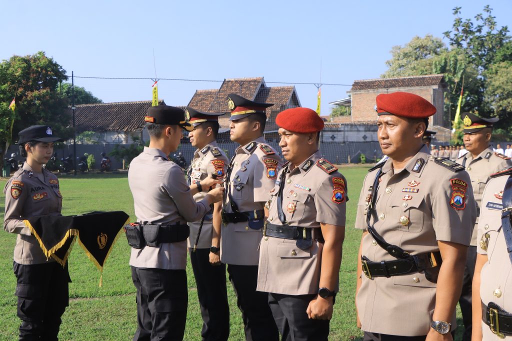Polres Madiun menggelar upacara Serah Terima Jabatan (Sertijab) sejumlah Pejabat Utama dan Kapolsek jajaran pada Senin (29/6/2026) di Lapangan Tri Brata Polres Madiun.