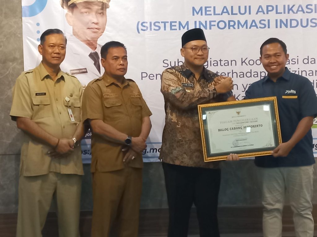 Kepala Perum BULOG Kantor Cabang Mojokerto, Muhammad Husin, S.H., M.H., menerima penghargaan dari Pemerintah Kabupaten Mojokerto atas komitmen mendukung implementasi Sistem Informasi Industri Nasional (SIINas).