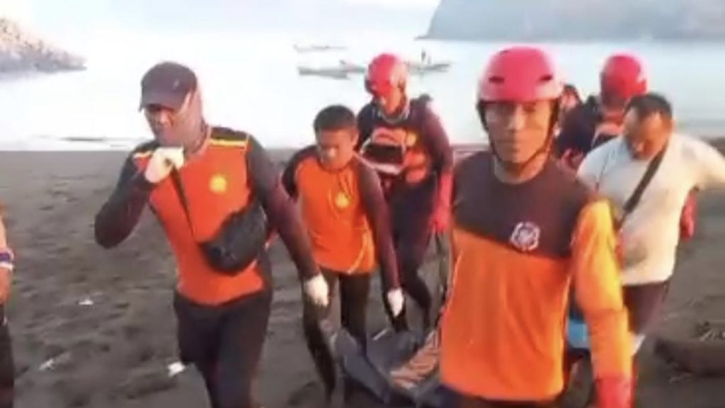 Tim SAR saat evakuasi korban tenggelam .foto BPBD Jember